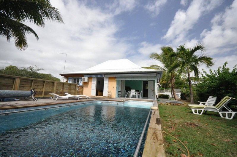 Location de vacances - Chambre d'hôtes à Sainte-Anne - Vue de la maison terrasse et piscine
