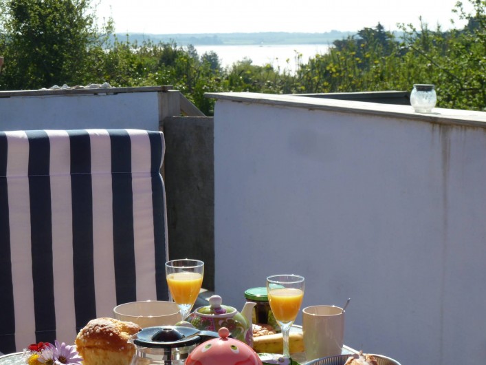 Location de vacances - Appartement à Pénestin - un agreable petit déjeuner sur la terrasse