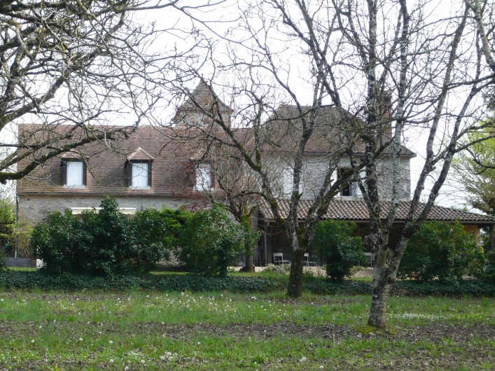 Location de vacances - Maison - Villa à Lacave - A gauche  votre façade côté Dordogne ( 3 chiens assis sur le toit)