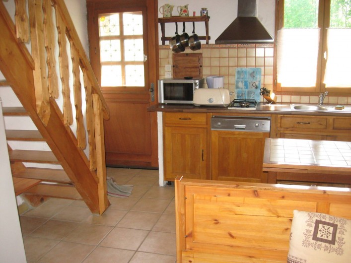 Location de vacances - Chalet à Hauteluce - Entrée, cuisine avec lave vaisselle 12 C, frigidaire 240L, micro ondes, hotte.