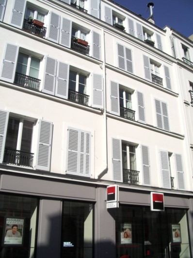 Location de vacances - Studio à 14e Arrondissement - Les trois fenêtres ouvertes du 2ème étage sont celles du studio