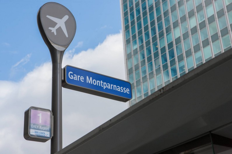 Location de vacances - Studio à 14e Arrondissement - La gare Montparnasse et l'arrêt des bus pour les aéroports sont à deux pas