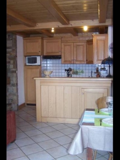 Location de vacances - Appartement à Combloux - Cuisine aménagée, four, micro-onde, lave vaisselle.