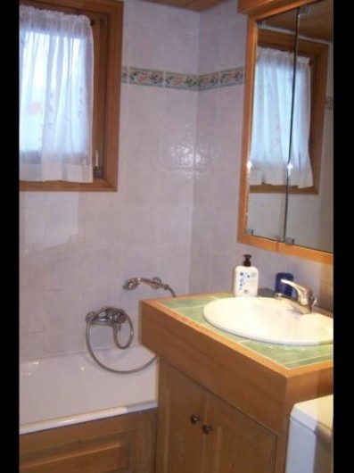 Location de vacances - Appartement à Combloux - Salle de bain avec une baignoire et un lave linge.