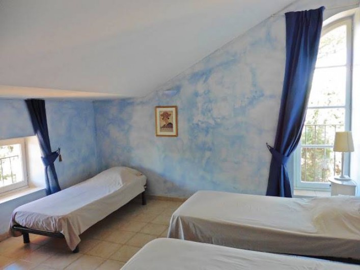 Location de vacances - Appartement à La Londe-les-Maures - Chambre avec 3 lits simple.