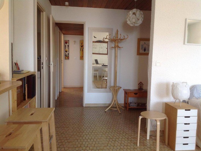 Location de vacances - Appartement à Cassis - L'entrée et le couloir vers les chambres
