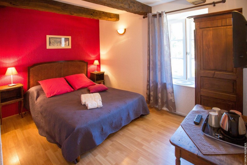 Location de vacances - Chambre d'hôtes à Saint-Méloir-des-Ondes - La chambre Surfinia, chambre double avec salle de bain et Wc dans la chambre.