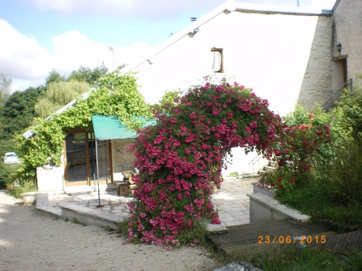 Location de vacances - Gîte à Sorans-lès-Breurey - Terrasse en fleur  équipée de 2 grandes tables +  barbecues