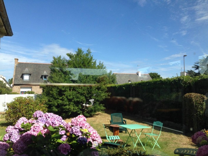 Location de vacances - Maison - Villa à Pléneuf-Val-André - jardin côté véranda: transats et hortensias . Vous êtes bien en Bretagne !