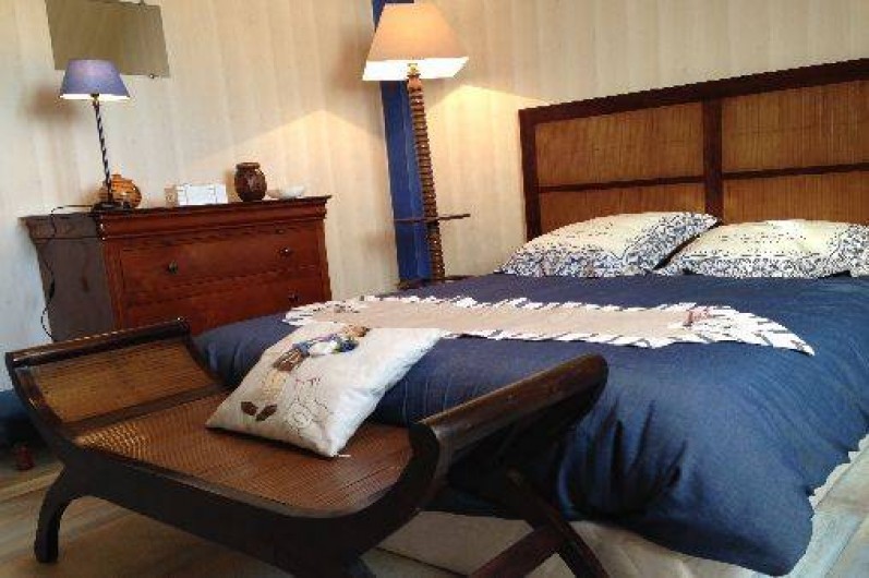 Location de vacances - Maison - Villa à Pléneuf-Val-André - chambre bleue, avec ses meubles au bois chauds.