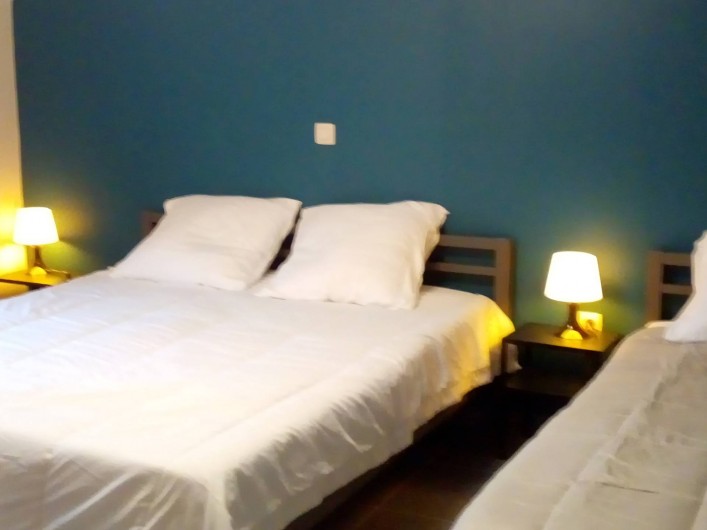 Location de vacances - Gîte à Stavelot - chambre à coucher 3 personnes avec salle de bain, lit de 160 x 200 et 90 x 200