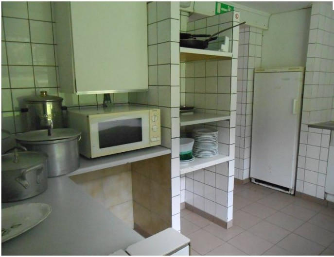 Location de vacances - Gîte à Dinant - La petite cuisine du bâtiment d'hébergement avec microonde et frigo