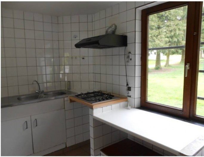 Location de vacances - Gîte à Dinant - La petite cuisine équipée d'une gazinière à 4 bec , double évier