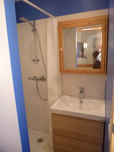 Location de vacances - Appartement à Samoëns - Cabinet de toilettes particulier pour les chambres parents .