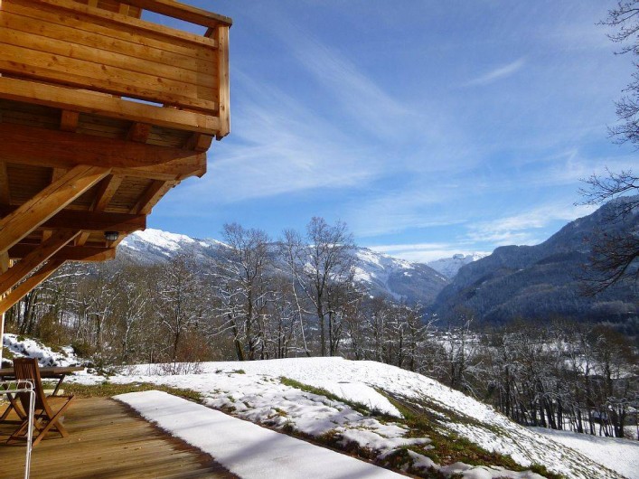 Location de vacances - Appartement à Samoëns - Une vue imprenable sur les grandes montagne et la station de ski.