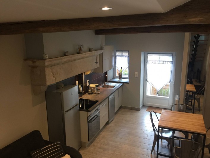 Location de vacances - Gîte à Meursault - Cuisine tout équipée , avec coin repas .