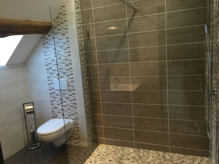 Location de vacances - Gîte à Meursault - Salle de bain avec douche à l'italienne .