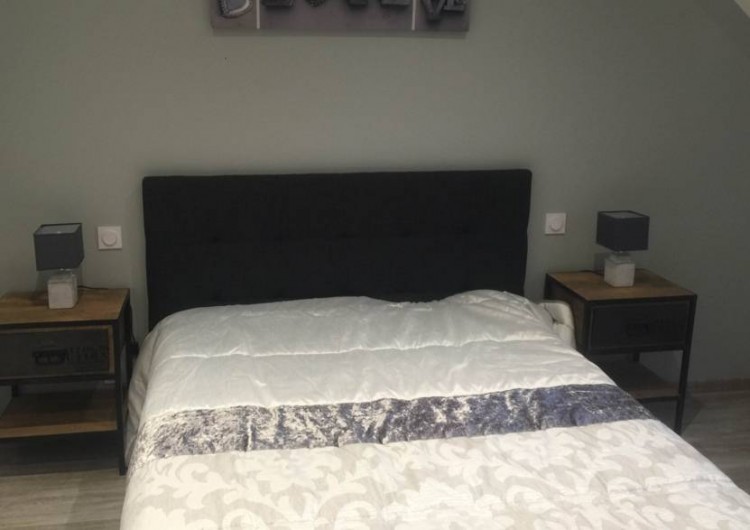 Location de vacances - Gîte à Meursault - Chambre à  coucher , lit 2 personnes .