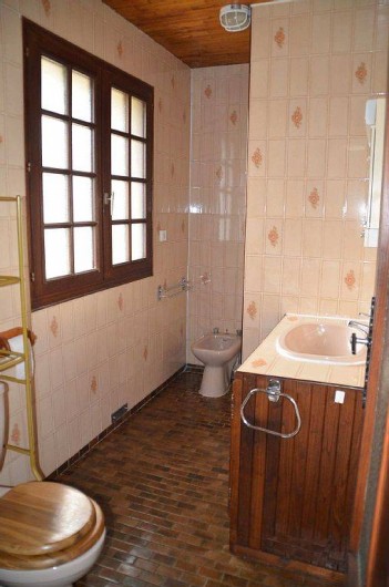 Location de vacances - Gîte à Prats-de-Carlux - Salle de bain avec douche au fond à droite