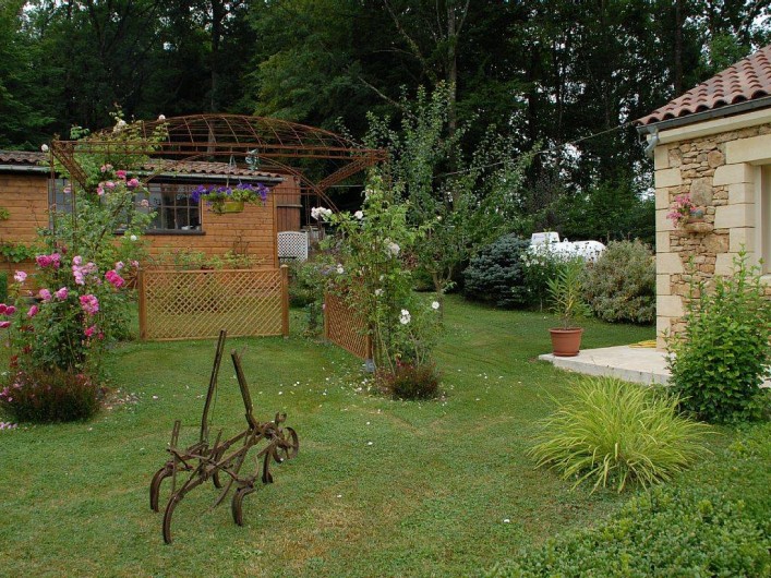 Location de vacances - Gîte à Prats-de-Carlux - Jardin devant gite