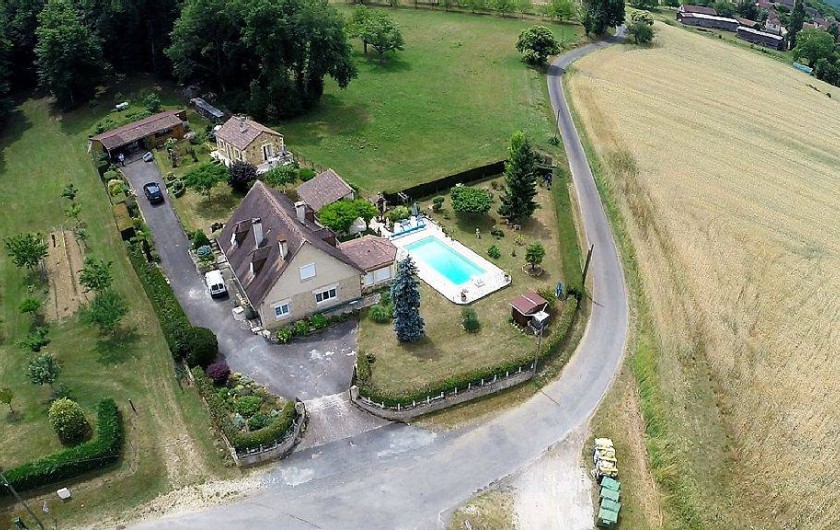 Location de vacances - Gîte à Prats-de-Carlux - Au 1er plan notre maison avec la piscine ..Gite au fond à droite .