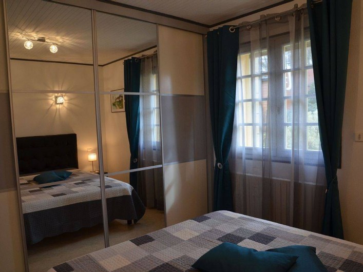 Location de vacances - Gîte à Prats-de-Carlux - Chambre avec grandes penderie et rangements (tiroirs ,étagères)