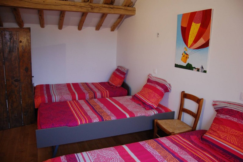 Location de vacances - Chambre d'hôtes à Landes-le-Gaulois - Chambre N° 2 de la suite familiale avec 3 lits simples