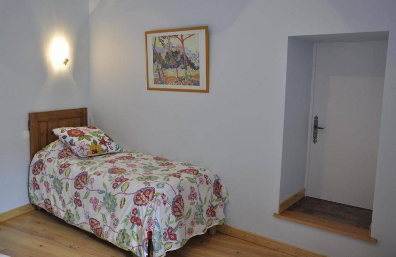 Location de vacances - Gîte à Saint-Julien - Un lit simple dans la chambre Campagne du gîte Le Vigneronnage