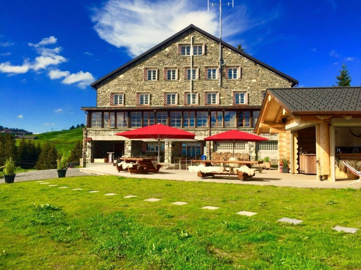 Location de vacances - Hôtel - Auberge à Villars-sur-Ollon - Terrasse, restaurant et bar extérieur
