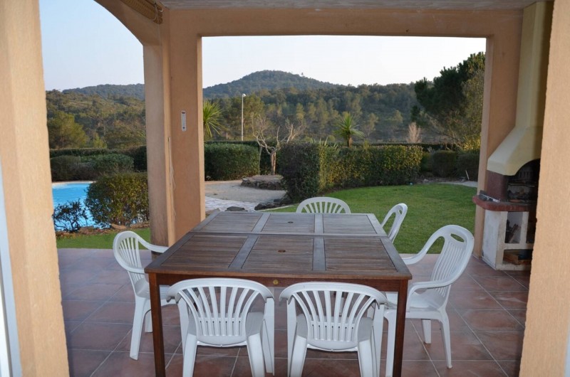 Location de vacances - Villa à Saint-Raphaël - loggia avec une plancha électrique, de longs moments entre amis ou en famille.