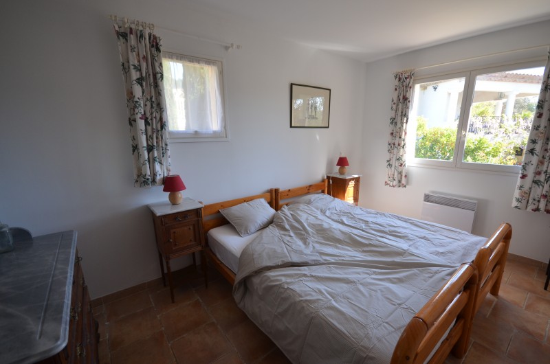 Location de vacances - Villa à Saint-Raphaël - La chambre 'le figuier', lits jumeaux et salle de douche privative...