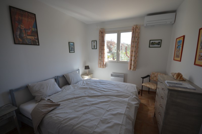 Location de vacances - Villa à Saint-Raphaël - La chambre 'Soline', un placards et des lits jumeaux.