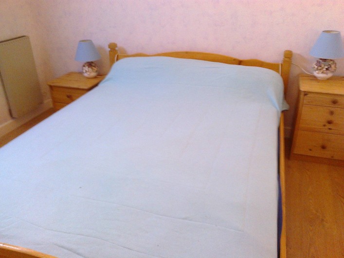 Location de vacances - Appartement à Perros-Guirec - la chambre lit de 140 deux chevets une chaise un placard de rangement