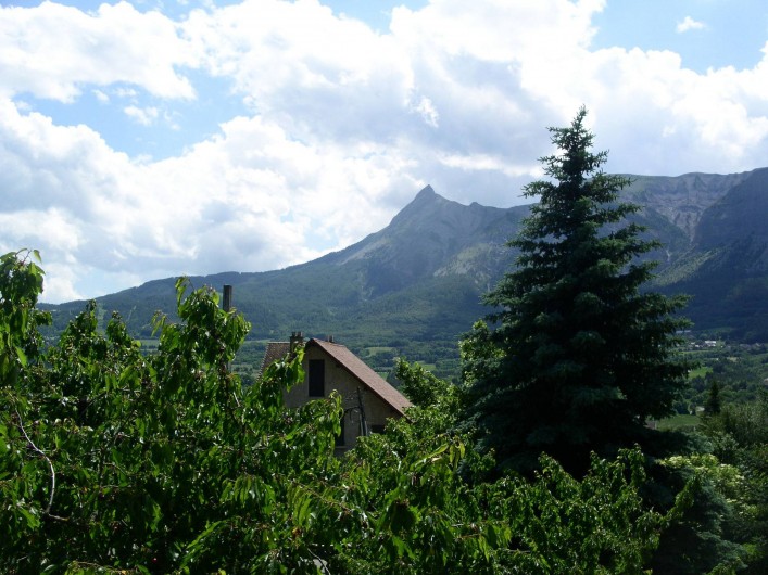 Location de vacances - Chalet à Saint-Bonnet-en-Champsaur - Vue du balcon  chaîne de montagne de l'aiguille