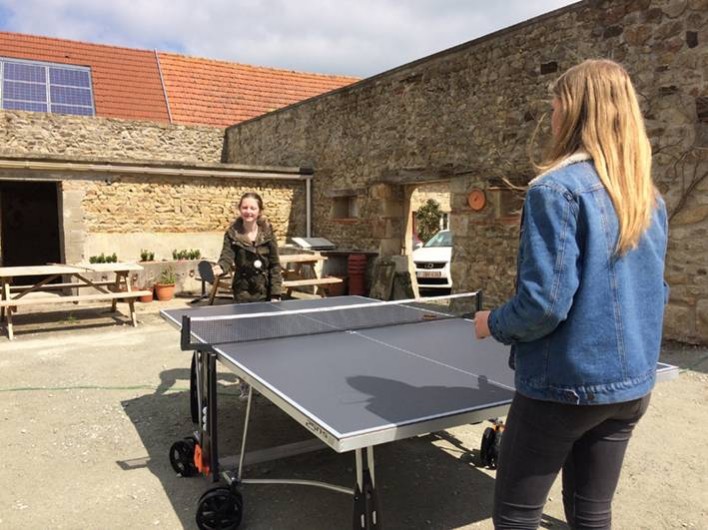 Location de vacances - Gîte à Saint-Maigner - jouer le ping-pong dans la salle en plein air
