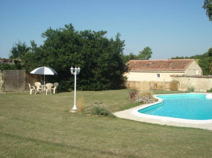 Location de vacances - Gîte à Neuvicq-le-Château - Jardin clos de murs charentais avec piscine privée
