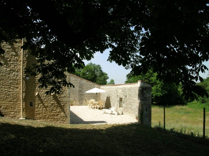 Location de vacances - Gîte à Neuvicq-le-Château - Vue sur le patio
