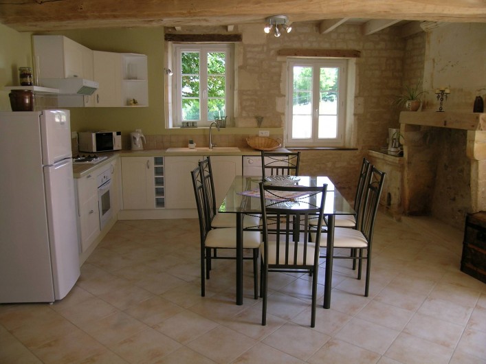Location de vacances - Gîte à Neuvicq-le-Château - Cuisine, salla à manger