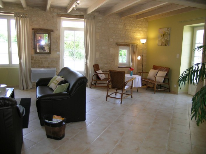 Location de vacances - Gîte à Neuvicq-le-Château - salon et coin détente