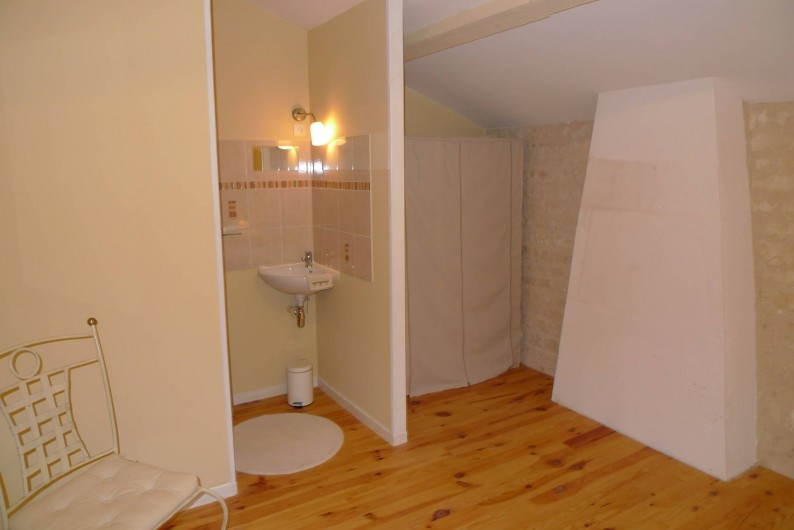 Location de vacances - Gîte à Neuvicq-le-Château - chambre 1 avec salle de douche