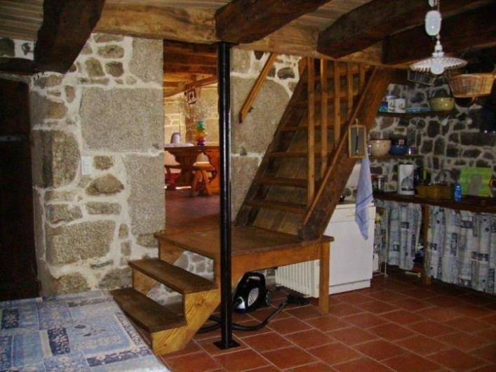 Location de vacances - Gîte à Florentin-la-Capelle - Escalier vers le séjour (3 marches) puis vers l'étage