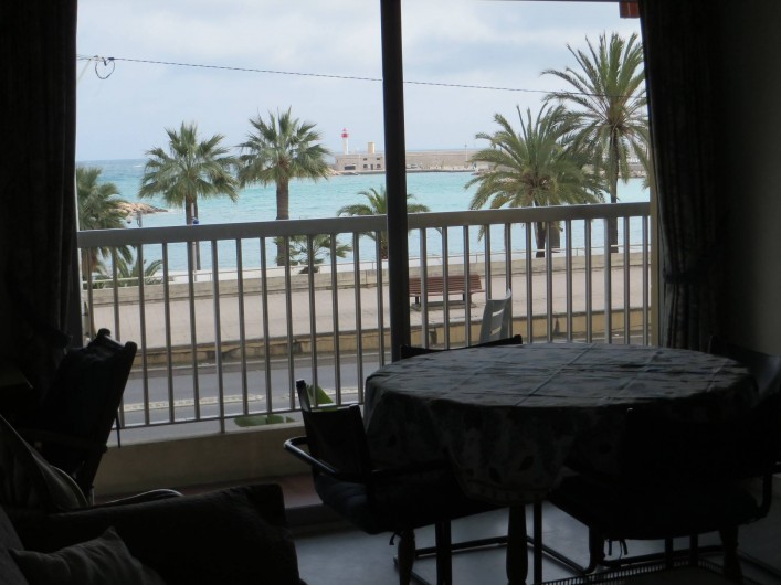 Location de vacances - Appartement à Menton - séjour coin à manger avec vue sur la mer