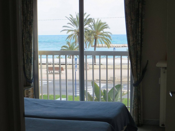 Location de vacances - Appartement à Menton - chambre à coucher vue sur mer