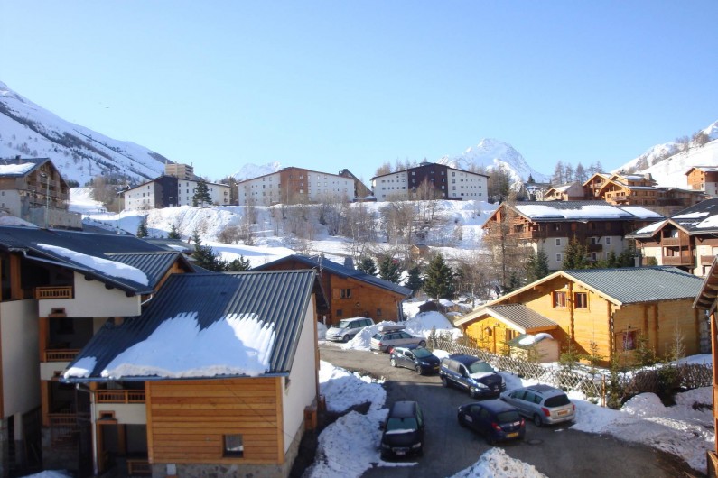 Location de vacances - Appartement à Les Deux Alpes - Au sud : vue de face avec au loin le rocher de La Muzelle