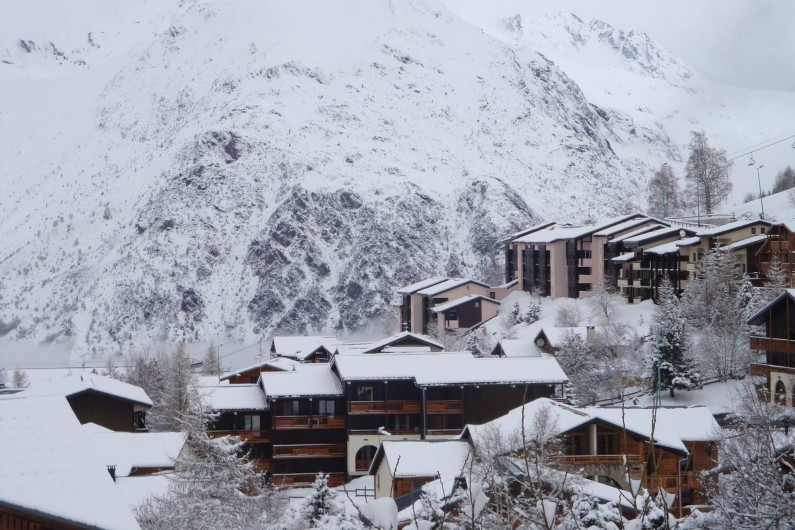 Location de vacances - Appartement à Les Deux Alpes - Le chalet pris d'un peu + haut ( vue sur l'Alpe d'Huez )