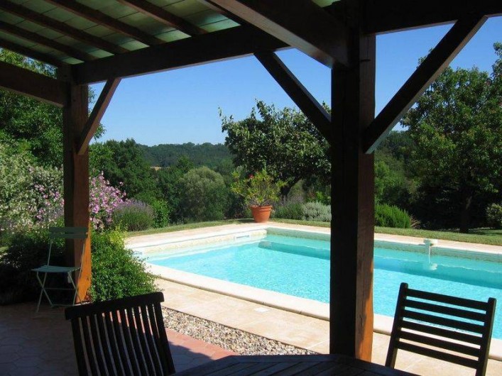 Location de vacances - Gîte à Conne-de-Labarde - Piscine et terrasse