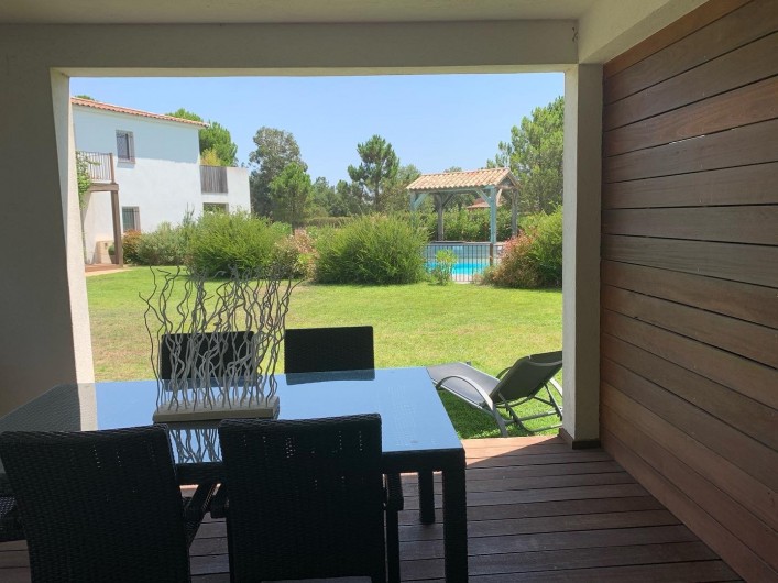 Location de vacances - Appartement à Porto-Vecchio - Cala Ross' Appart - Terrasse ombragée avec plancha devant la piscine