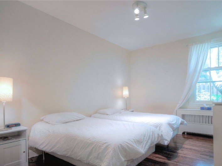 Location de vacances - Appartement à Montréal - La chambre 2 aux deux lits avec vue cour intérieure
