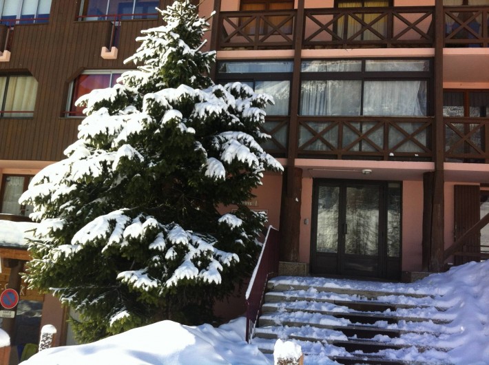 Location de vacances - Studio à La Foux d'Allos - l'entrée du Chalet enneigée;