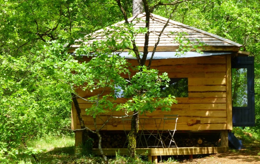Location de vacances - Gîte à Aubas - Posée dans le bois la cabane "Amma" vous accueille très confortablement.